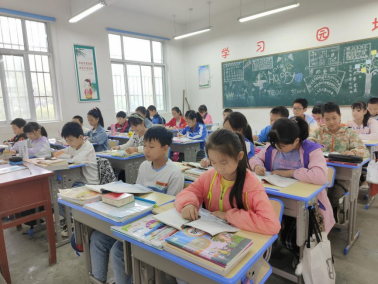 2021101114341633934078170063621.png 愛心捐贈桌椅 情暖三槐師生237.png